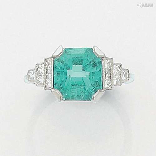 Emerald ringThe rectangular emerald is supported b…