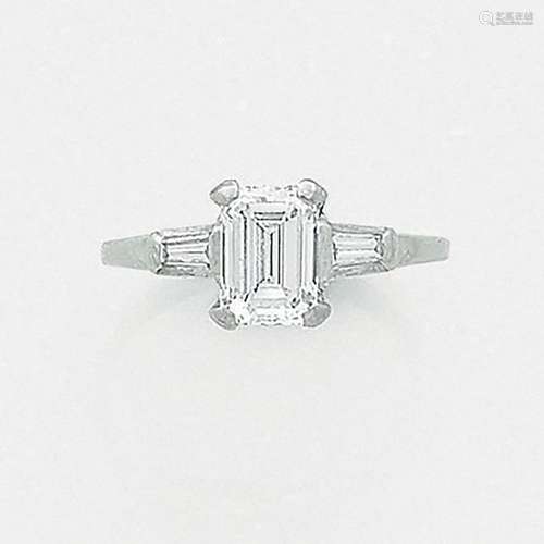 SOLITARY DIAMOND RINGS It is adorned with a rectan…