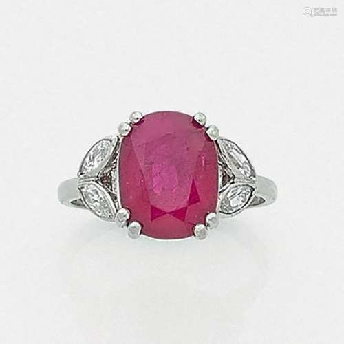 BAGUE RUBISElle wears an oval ruby set with a claw…