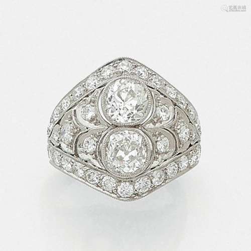 1930's RING DIAMONDSTRINGS It has a curved lologic…