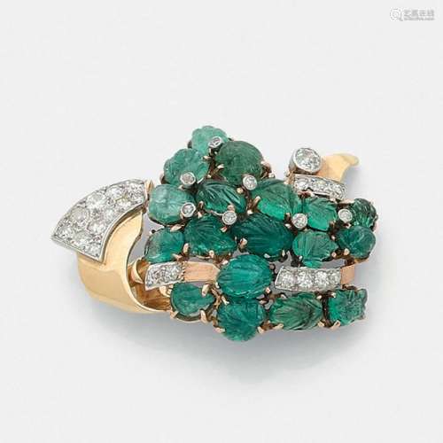 1945 1950Emerald volutes broochIt is decorated wit…
