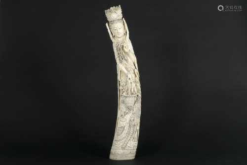 Oude vrij grote Chinese sculptuur in ivoor met de …