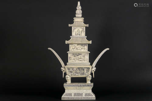 Vrij groot, Chinees gedekseld pagodevormig sierstu…