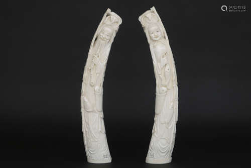 Paar oude Chinese sculptuen in ivoor met de voorst…