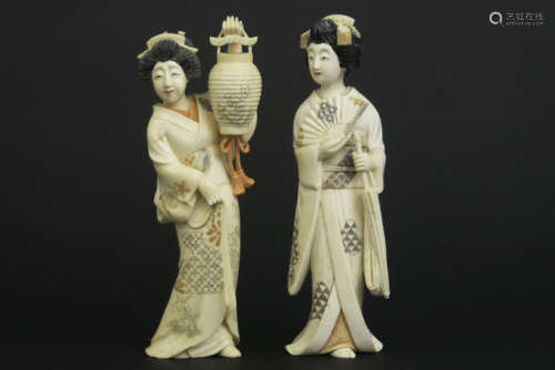 Paar oude Japanse sculpturen in deels gepolychrome…