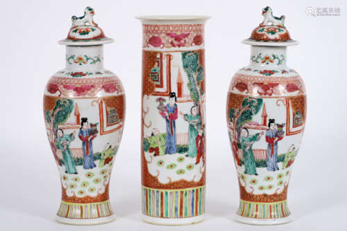 Antiek driedelig Chinees kaststel in porselein met…