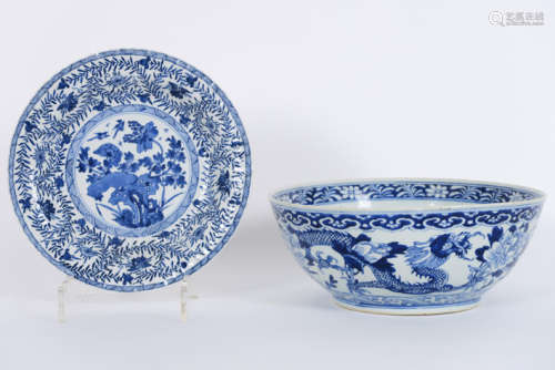 Lot (2) Chinees porselein met blauwwit decor : een…