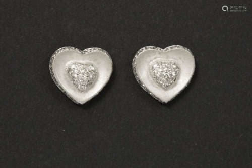 Paar oorbellen met hartvorm in gematteerd witgoud …