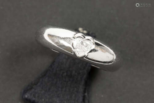 Ring in witgoud (18 karaat) bezet met een hartvorm…