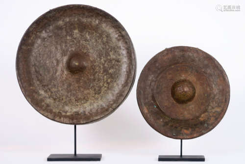 VIETNAM 18° EEUW lot van twee gongen in brons met …