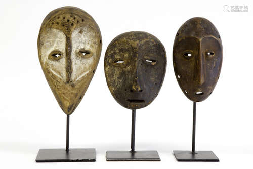 AFRIKA KONGO lot met drie 'Lega' maskers in hout m…