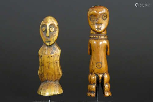 AFRIKA KONGO ca 1950 lot met twee 'Lega' sculpture…