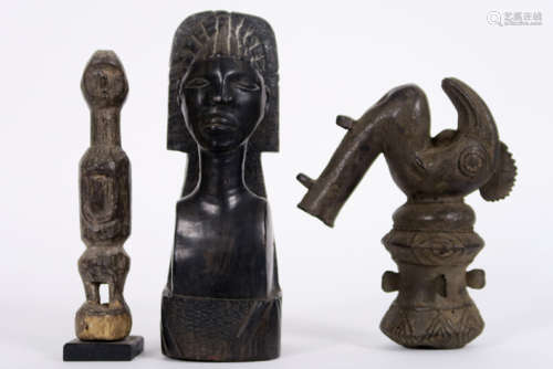 Lot van drie Afrikaanse sculpturen, waaronder een …