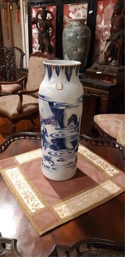 A BLUE AND WHITE SLEEVE VASE