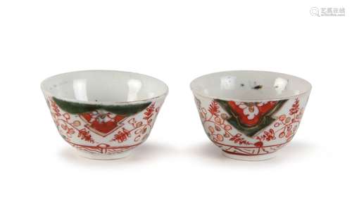 PAIR OF CHINESE IMARI GLAZED CUPS