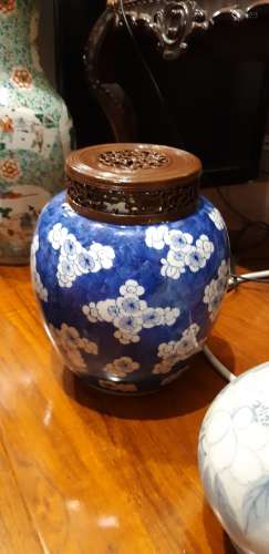 BLUE AND WHITE BLOSSOM JAR WITH COVER