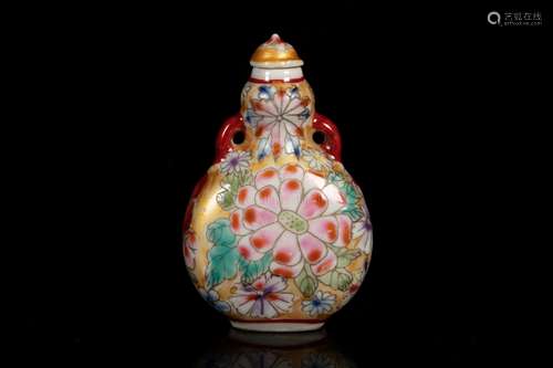 A FAMILLE ROSE 'FLOWER' SNUFF BOTTLE