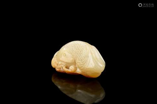 CLEVERLY CARVED HETIAN JADE 'FISH AND LOTUS' ORNAMENT