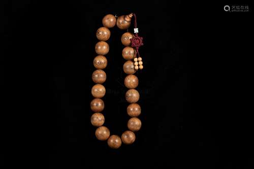 A SANDALWOOD BEADS NECKLACE