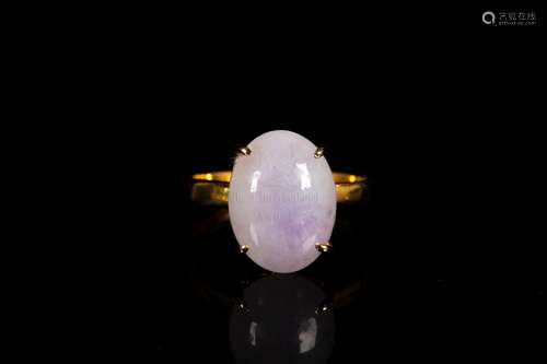 A LAVENDER JADEITE 14K YELLOW GOLD RING