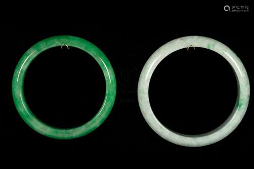 A PAIR OF JADEITE BRACELETS WITH CERTIFIED