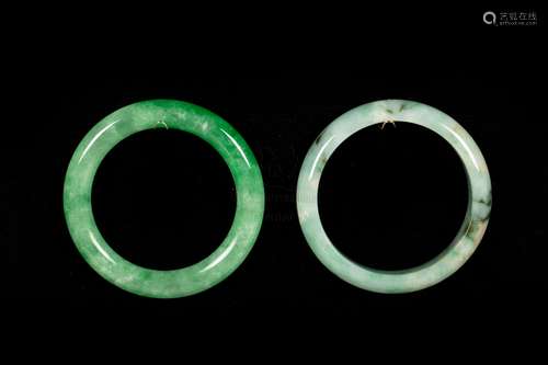 A PAIR OF JADEITE BRACELETS WITH CERTIFIED