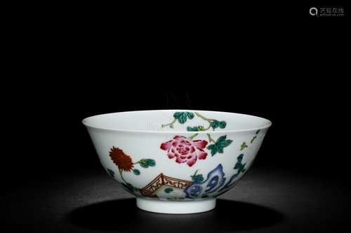 FAMILLE ROSE AND GILT DECORATED BOWL