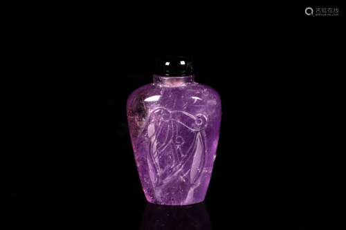 A CARVED PURPLE GLASS SNUFF BOTTLE
