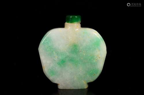 A JADEITE SNUFF BOTTLE