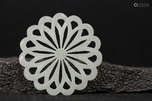 A WHITE JADE OPENWORK FLORAL-SHAPED PLAQUE