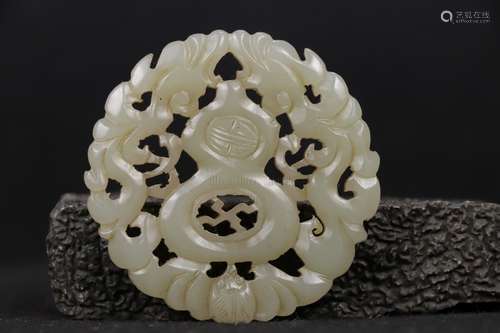 A WHITE JADE OPENWORK 'DOUBLE-GOURD' PLAQUE