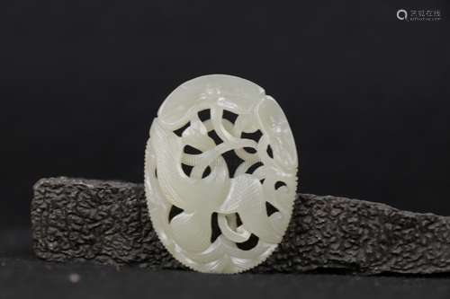 A WHITE JADE OPENWORK 'SWAN' OVAL PLAQUE