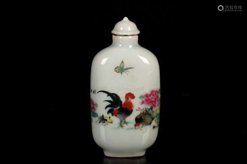 A FAMILLE ROSE MOLDED 'ROSTER' PORCELAIN SNUFF BOTTLE