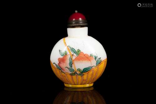 AN ENAMELED WHITE GLASS 'PEACH' SNUFF BOTTLE