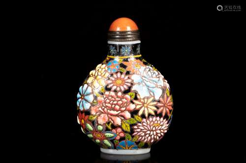 A CARVED 'FLOWER' SNUFF BOTTLE