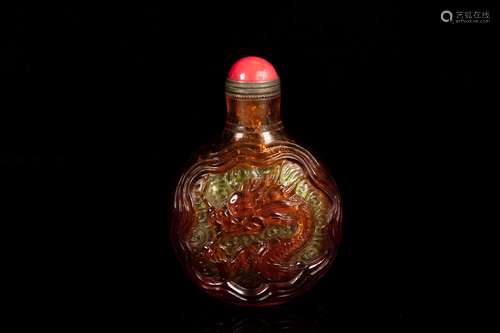 A CARVED 'DRAGON' GLASS SNUFF BOTTLE