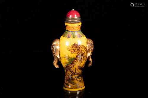 A YELLOW GROUND 'ELEPHANT' SNUFF BOTTLE