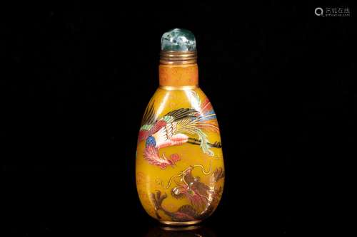 A 'DRAGON AND PHOENIX' SNUFF BOTTLE