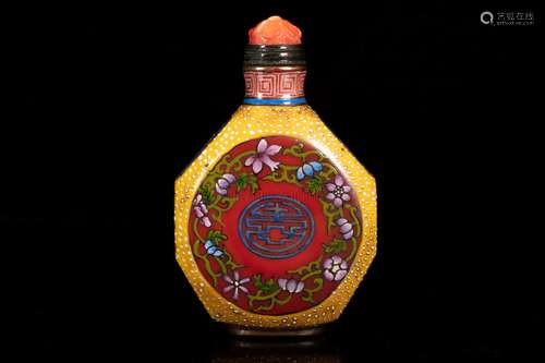 AN ENAMELED SNUFF BOTTLE