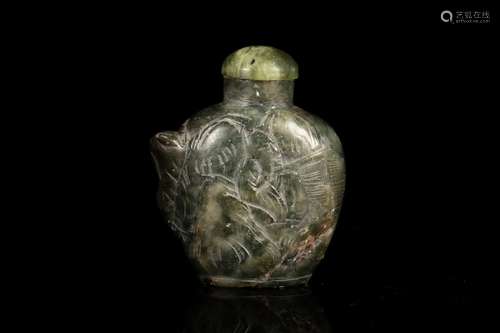 A GREEN JADE SNUFF BOTTLE