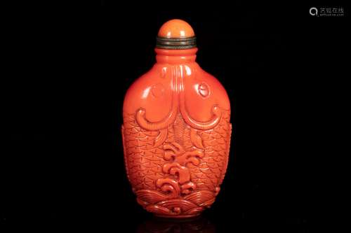 A CARVED 'FISH' SNUFF BOTTLE