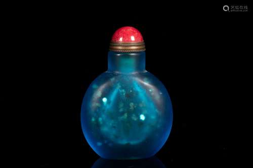 A BLUE GLASS SNUFF BOTTLE