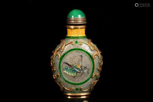 A GILT-DECORATED 'CRICKET' SNUFF BOTTLE