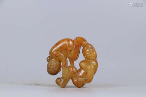 A JADE CARVING OF 'TWO PEOPLE' GROUP