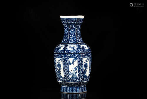 A BLUE AND WHITE FLORAL VASE