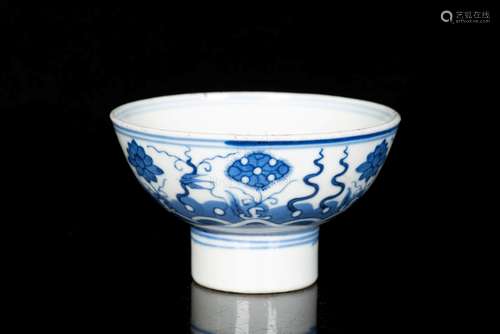 A SMALL BLUE AND WHITE SHALLOW BOWL