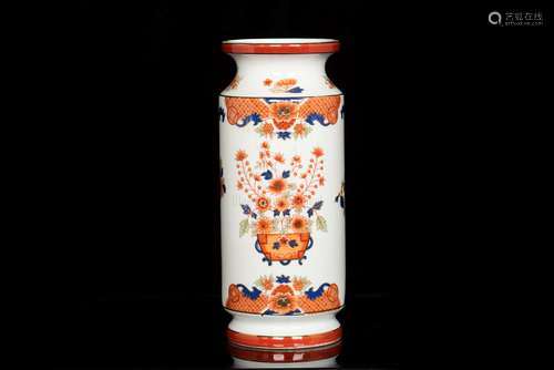 A FAMILLE ROSE PORCELAIN VASE