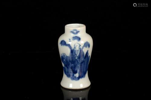 A SMALL BLUE AND WHITE PORCELAIN JAR