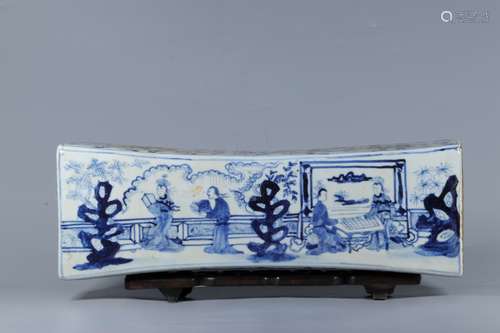 A BLUE AND WHITE 'FIGURE' PORCELAIN PILLOW WITH ROSEWOOD BASE, MING DYNASTY