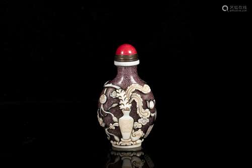 A CARVED 'FLOWER' SNUFF BOTTLE